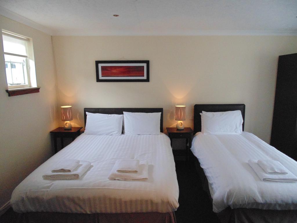 Cedar Inn Единбург Екстериор снимка