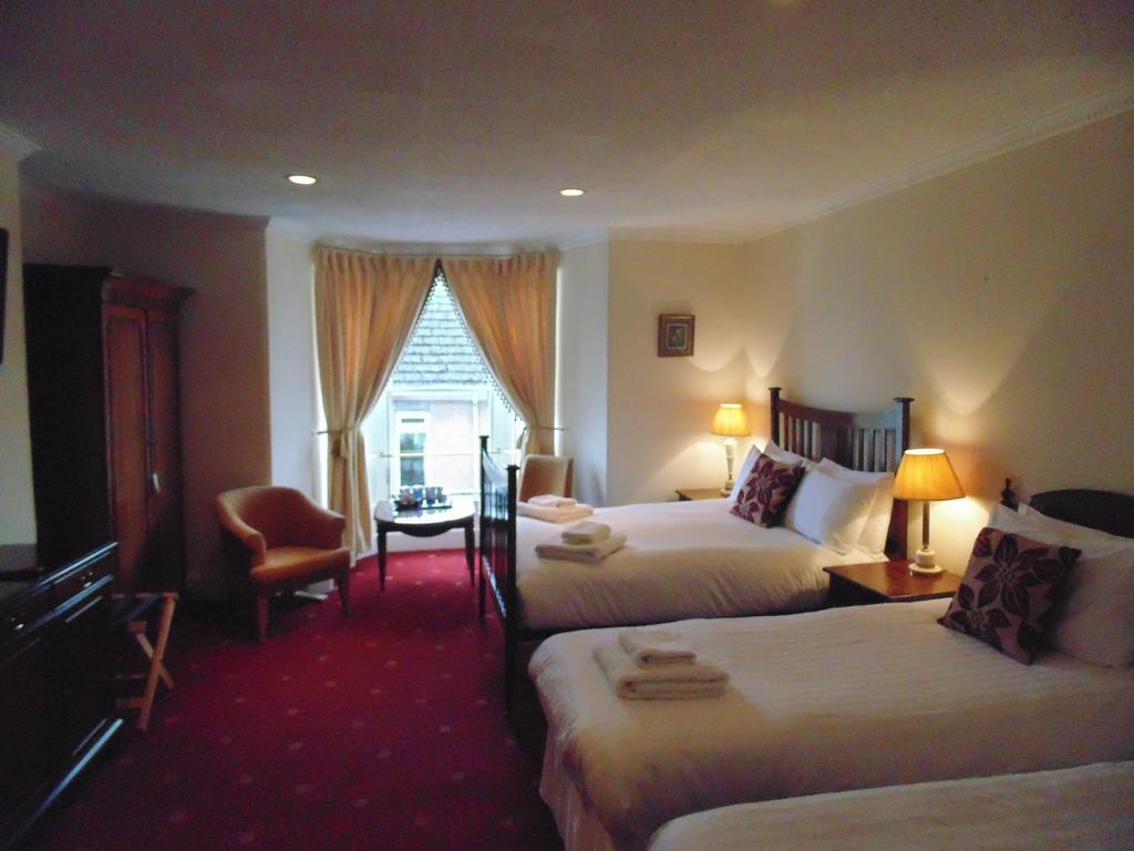 Cedar Inn Единбург Екстериор снимка