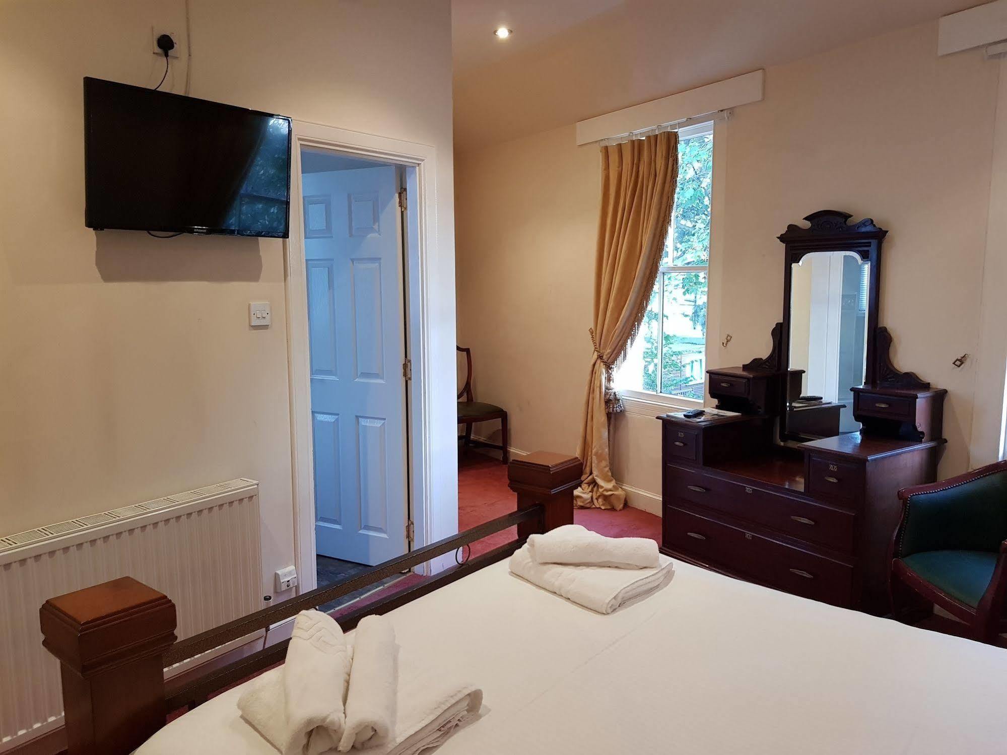 Cedar Inn Единбург Екстериор снимка