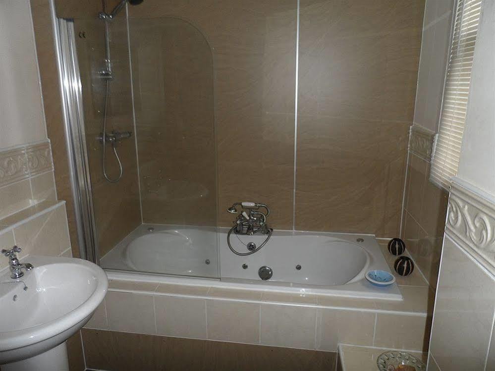 Cedar Inn Единбург Екстериор снимка