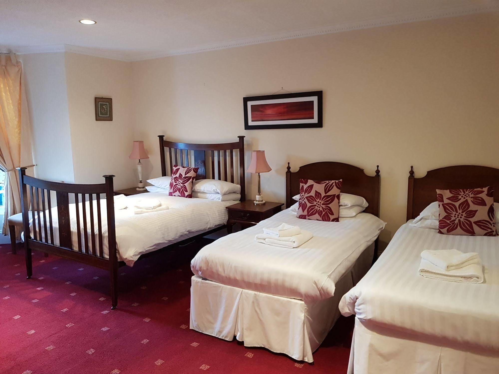 Cedar Inn Единбург Екстериор снимка