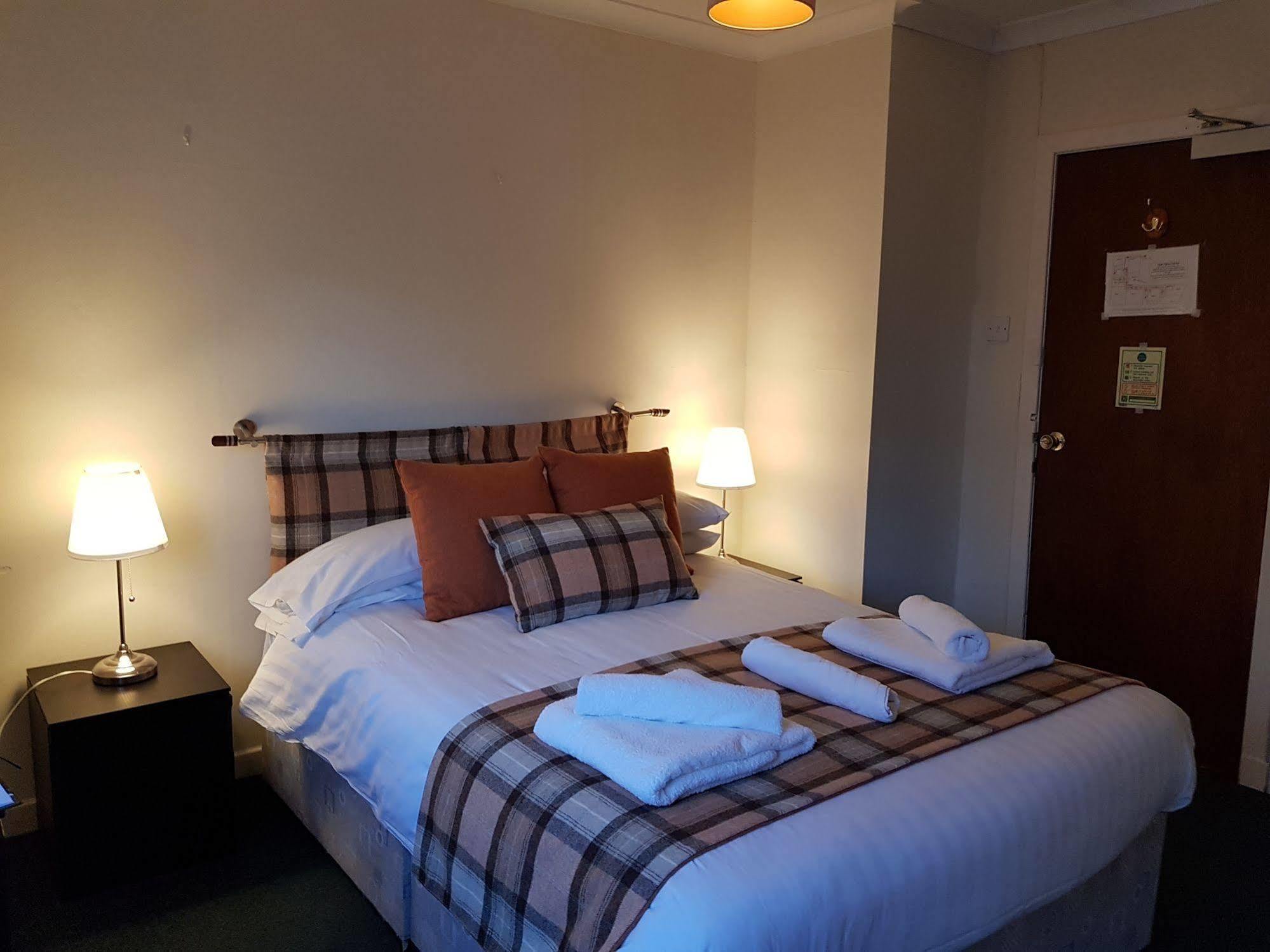 Cedar Inn Единбург Екстериор снимка