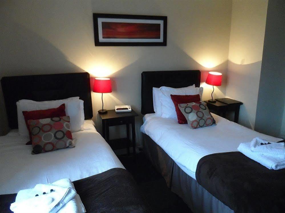 Cedar Inn Единбург Екстериор снимка